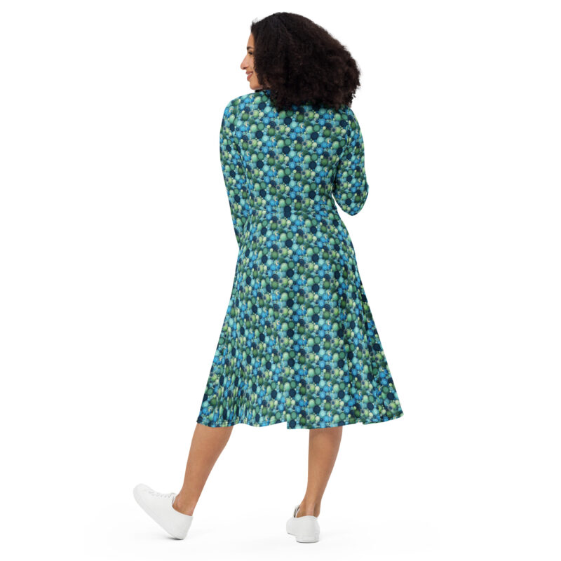 „Knopfkosmos“ – Langärmliges Midikleid mit Allover-Druck – Allover – HOB Products