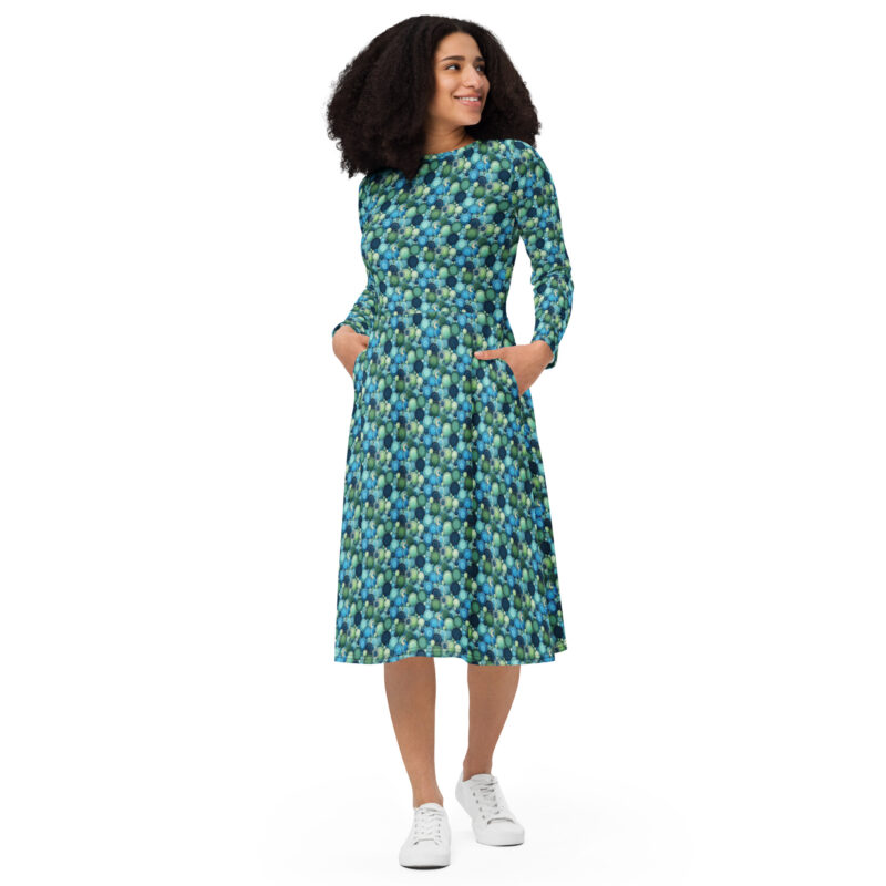 „Knopfkosmos“ – Langärmliges Midikleid mit Allover-Druck – Allover – HOB Products